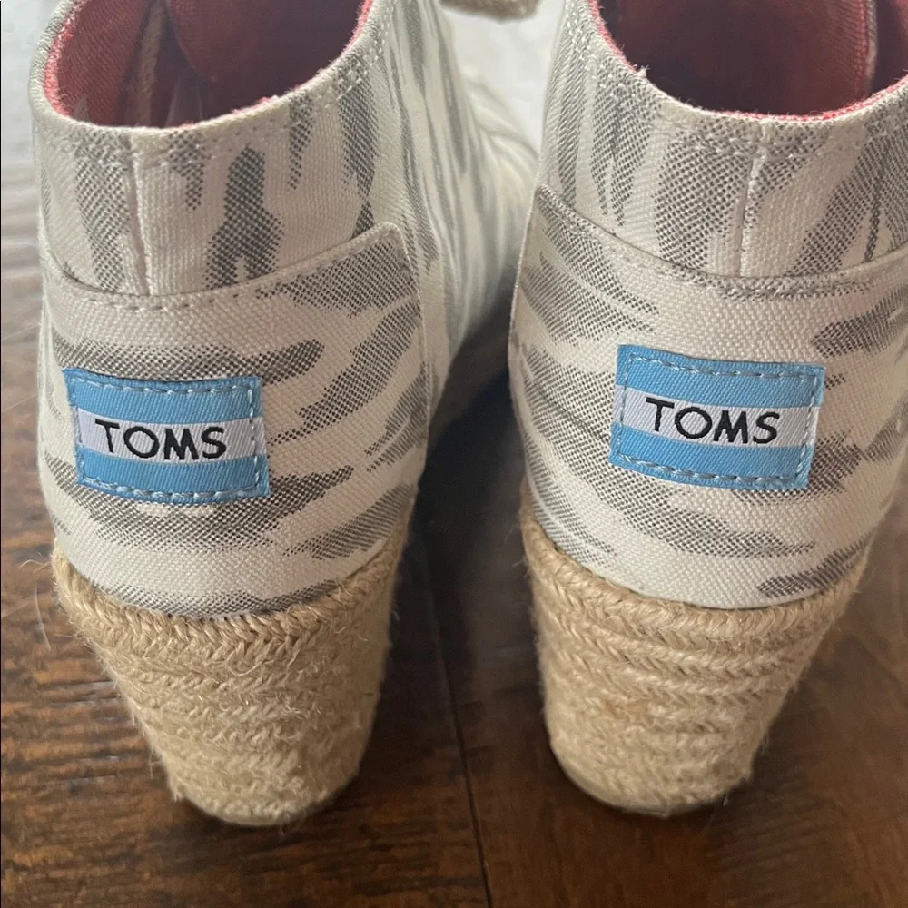 TOMS Desert Wedge gray and white Ikat espadrille wedge heeled booties sz 8